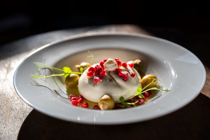 Burrata sir sa narom, maslinama i maslinovim uljem