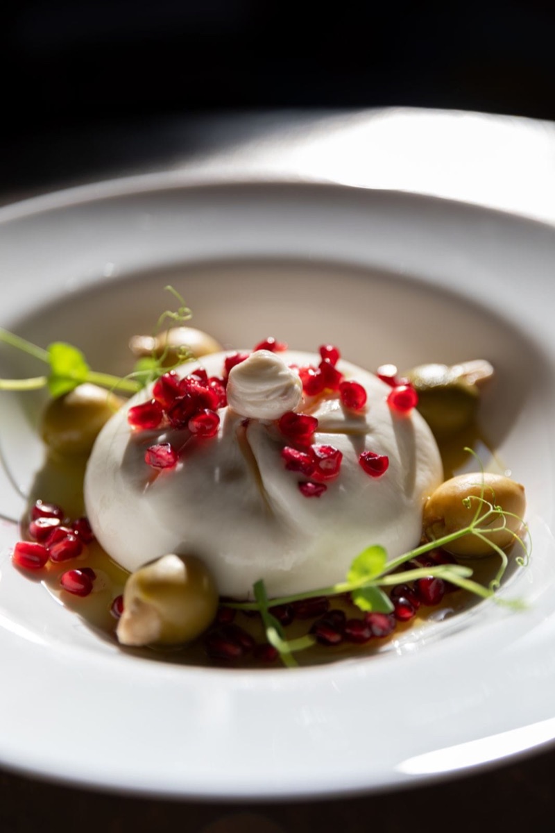 Burrata sir sa dramatičnim osvetljenjem