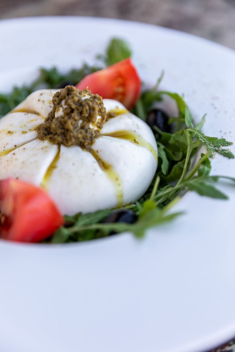Burrata sa pestom i rukolom izbliza