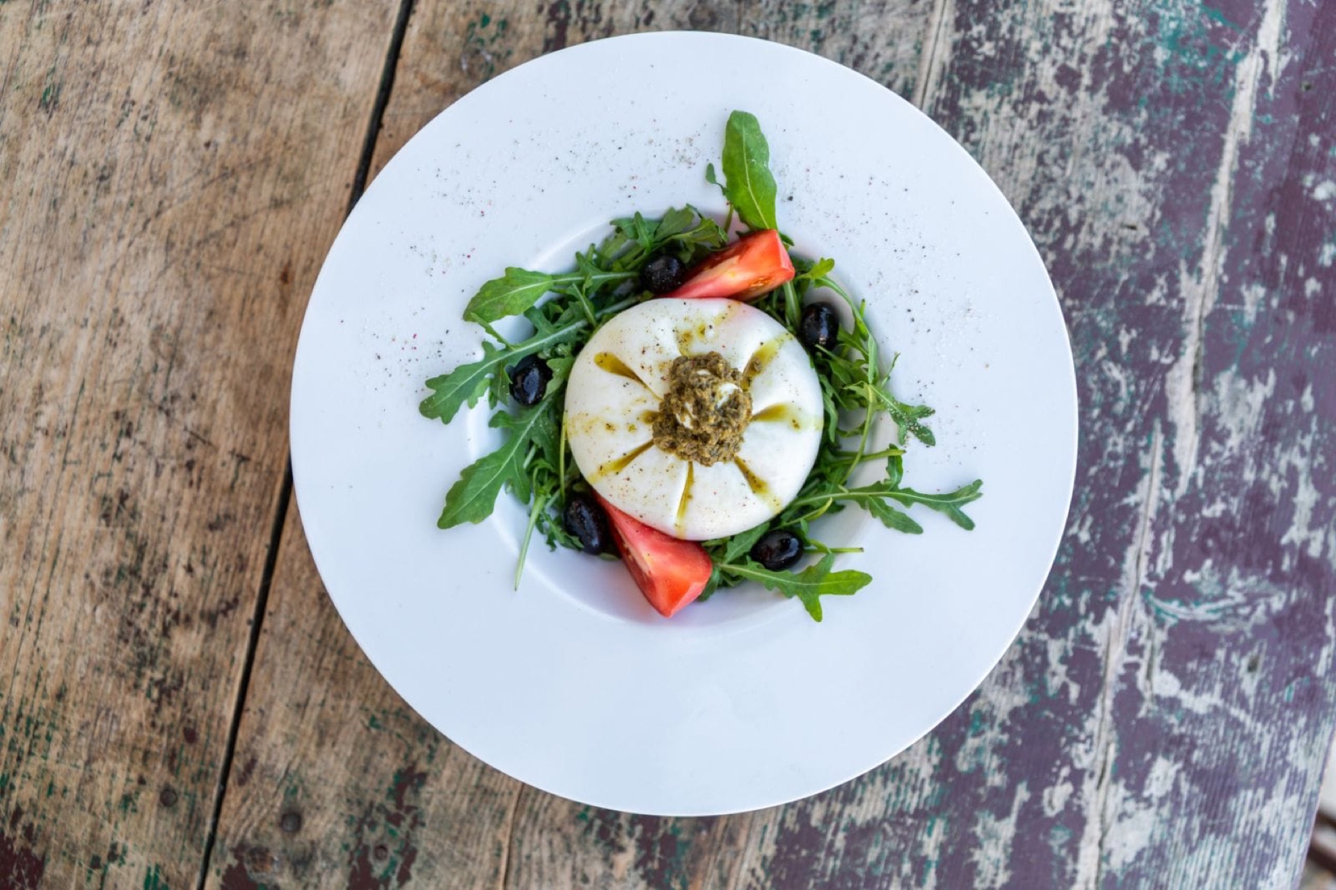 Burrata sa rukolom i paradajzom odozgo