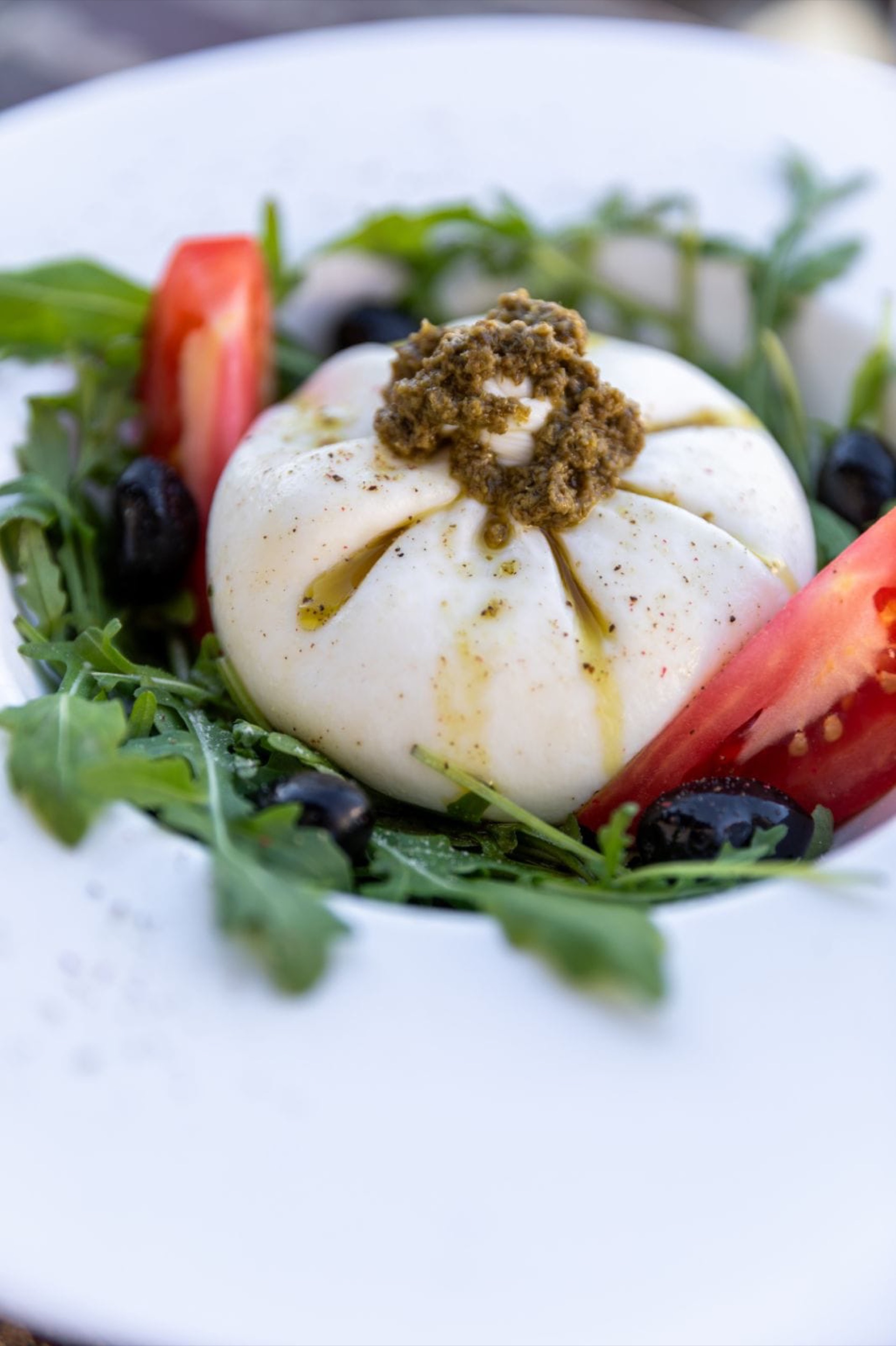Burrata sa pestom i rukolom izbliza